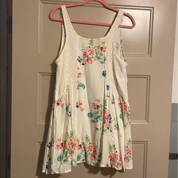 3/$20 - O’Neill Cream Floral Sundress - M - Picture 3 of 4